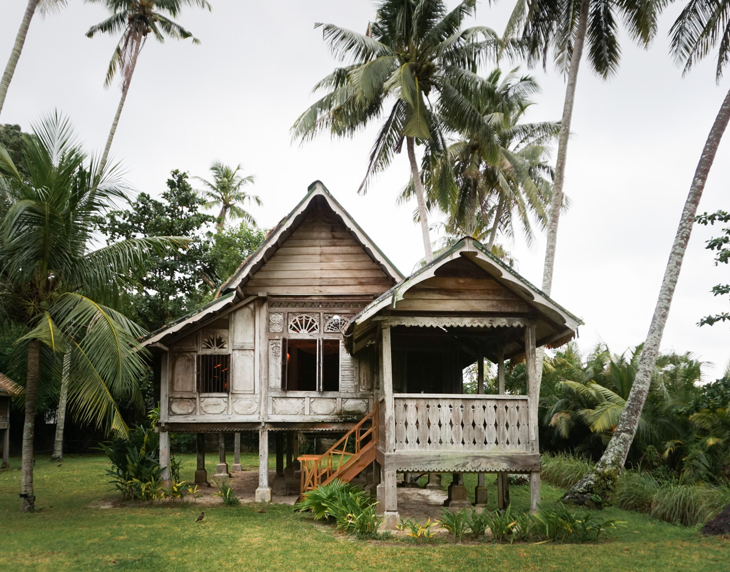 rumah sunyi ketika hari raya dengan suasana kesedihan raya mengenang insan tersayang